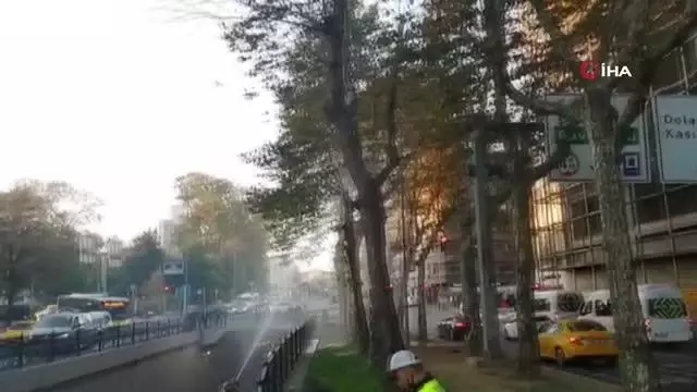 Taksim'de servis minibüsü alev alev yandı