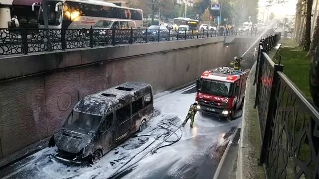 Taksim'de servis minibüsü alev alev yandı