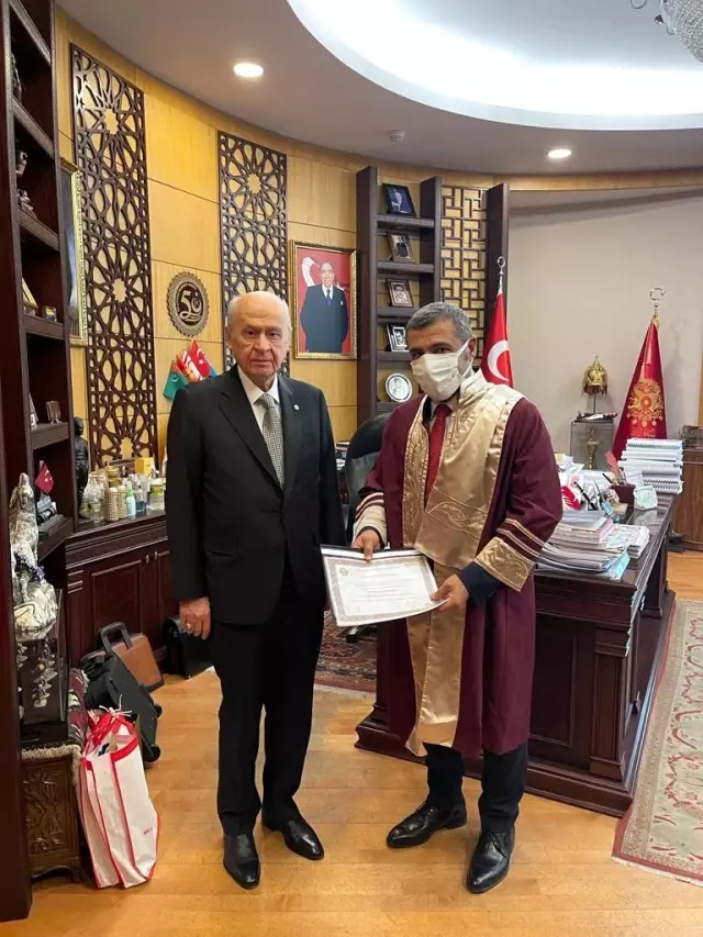 MHP Gaziantep Milletvekili Taşdoğan doçentlik cübbesi giydi