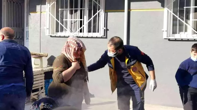 Yanan eşyaları arasında sakladığı ziynet eşyalarını aradı