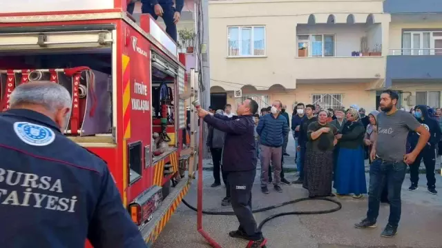 Yanan eşyaları arasında sakladığı ziynet eşyalarını aradı