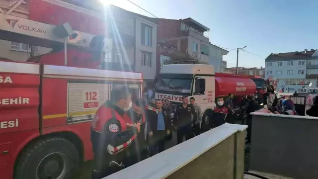 Yanan eşyaları arasında sakladığı ziynet eşyalarını aradı