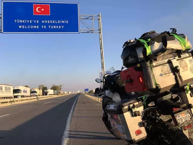 Amerikalı dövme sanatçısı motoru ile dünyayı geziyor