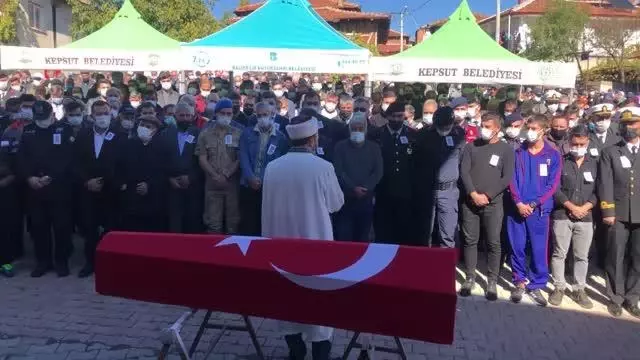 BALIKESİR - Gölcük'te geçirdiği kalp krizi sonucu vefat eden Deniz Astsubay Burhan Çakır, Balıkesir'de defnedildi