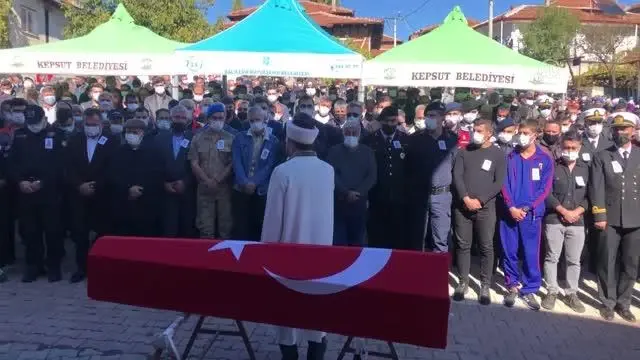 BALIKESİR - Gölcük'te geçirdiği kalp krizi sonucu vefat eden Deniz Astsubay Burhan Çakır, Balıkesir'de defnedildi