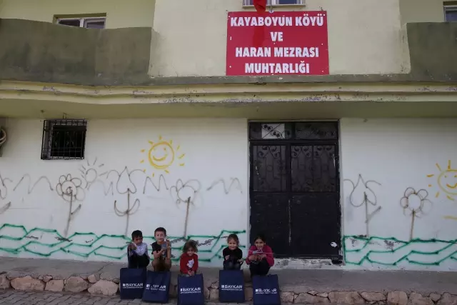 Baykar, ilk deneme uçuşlarının yapıldığı köyün sakinlerine İHA maketi hediye etti