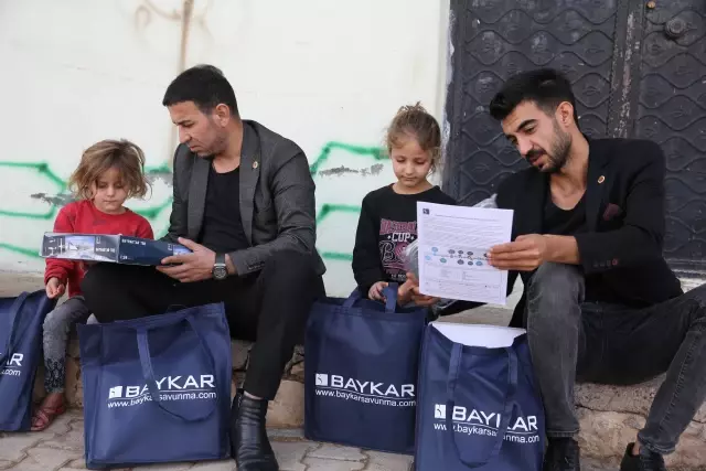 Baykar, ilk deneme uçuşlarının yapıldığı köyün sakinlerine İHA maketi hediye etti