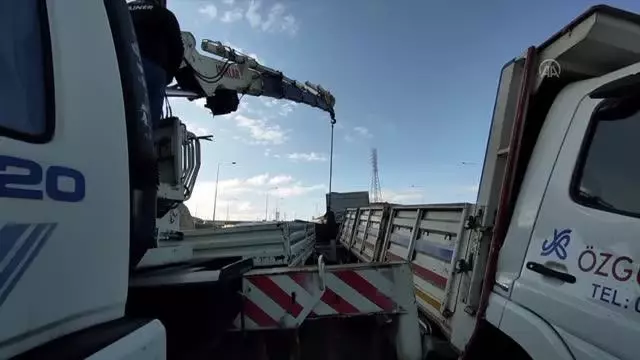 Beton bariyere çarpan kamyon trafiği aksattı
