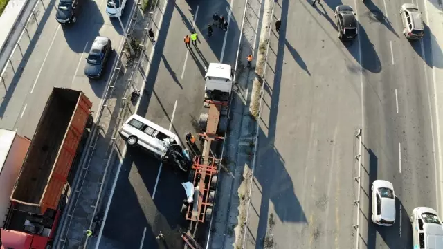 Beylikdüzü'nde işçi servisi park halindeki tıra çarpıp devrildi: 8 yaralı