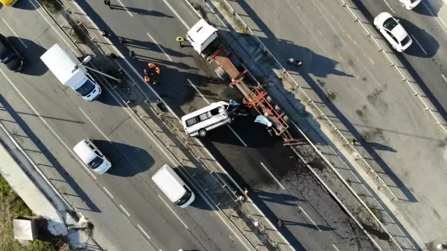 Beylikdüzü'nde işçi servisi park halindeki tıra çarpıp devrildi: 8 yaralı