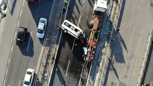 Beylikdüzü'nde işçi servisi park halindeki tıra çarpıp devrildi: 8 yaralı