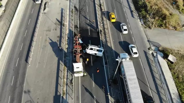 Beylikdüzü'nde işçi servisi park halindeki tıra çarpıp devrildi: 8 yaralı