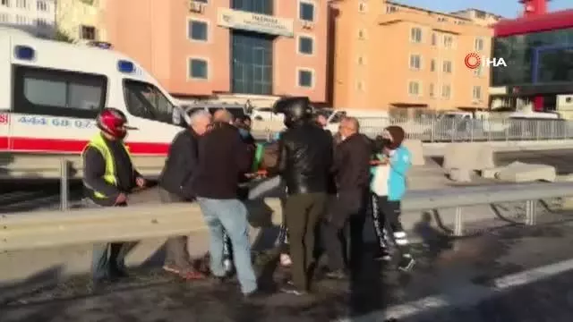 Beylikdüzü'nde işçi servisi park halindeki tıra çarpıp devrildi: 8 yaralı