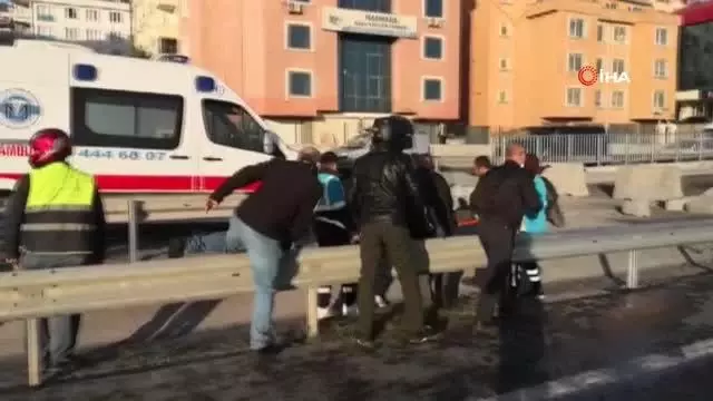 Beylikdüzü'nde işçi servisi park halindeki tıra çarpıp devrildi: 8 yaralı