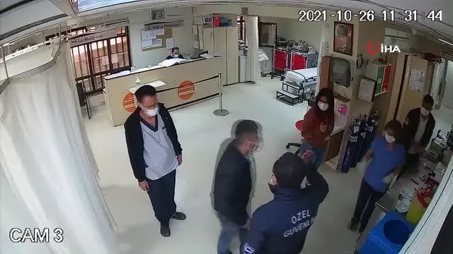 Son dakika haberi... Hastanede güvenlik görevlilerine saldırı kamerada