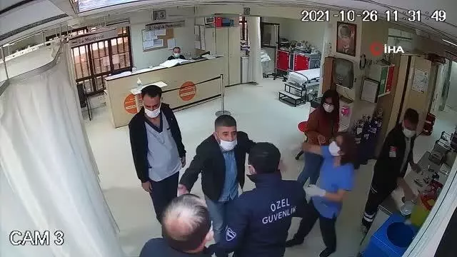 Son dakika haberi... Hastanede güvenlik görevlilerine saldırı kamerada