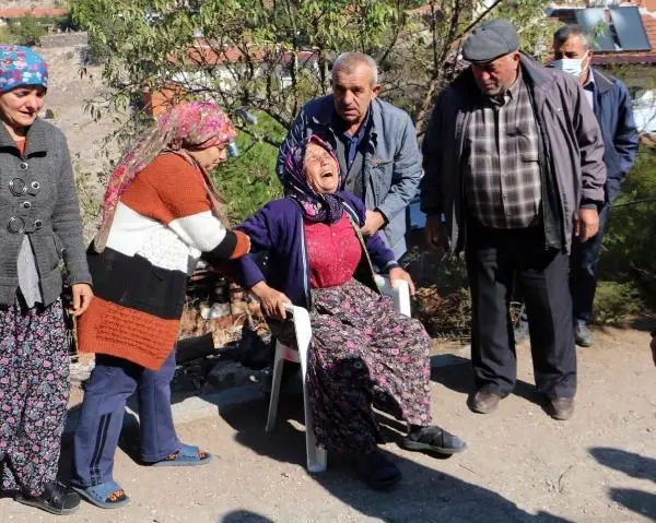 Kamyonun altında kalan araçta hayatını kaybeden 2 kardeş yan yana toprağa verildi