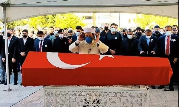 TRAFİK KAZASINDA YAŞAMINI YİTİREN POLİS MEMURU TOPRAĞA VERİLDİ