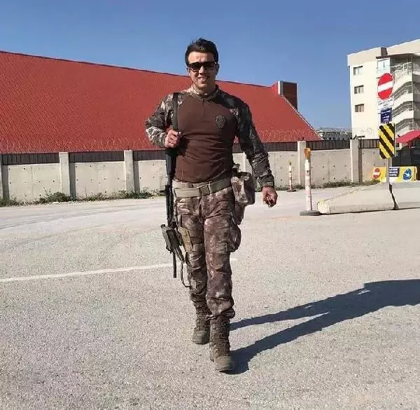 TRAFİK KAZASINDA YAŞAMINI YİTİREN POLİS MEMURU TOPRAĞA VERİLDİ