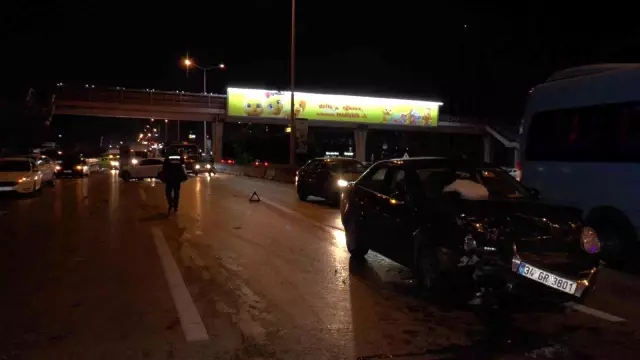 Maltepe'de makas atarak ilerleyen otomobil zincirleme kazaya neden oldu: 3 yaralı
