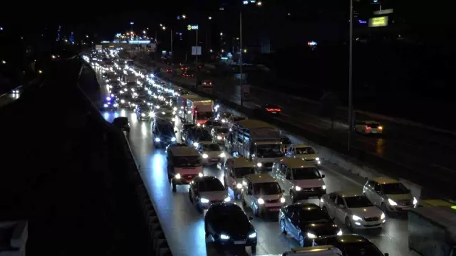 Maltepe'de makas atarak ilerleyen otomobil zincirleme kazaya neden oldu: 3 yaralı