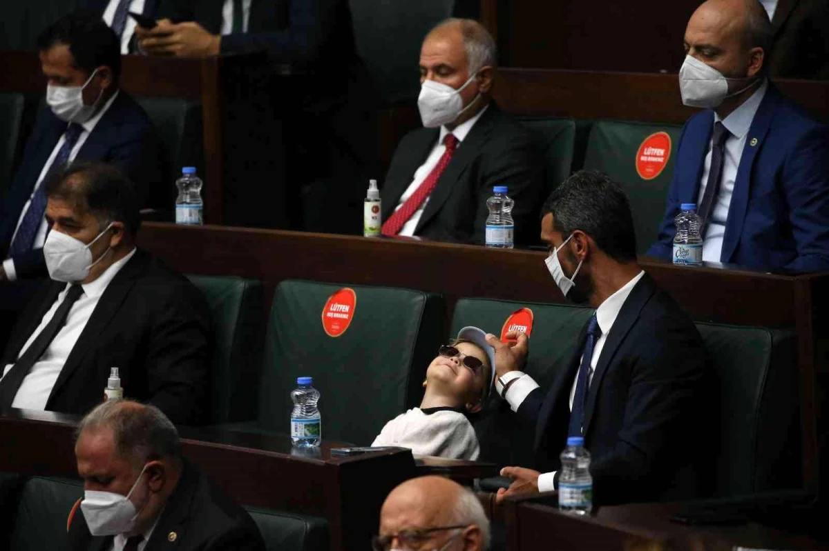 Meclisin minik konuğu, AK Parti Küme Toplantısını izledi