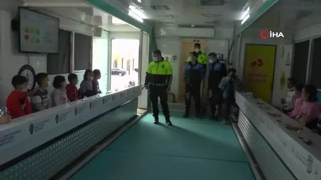 Mobil trafik eğitim tırı öğrencilerle buluştu