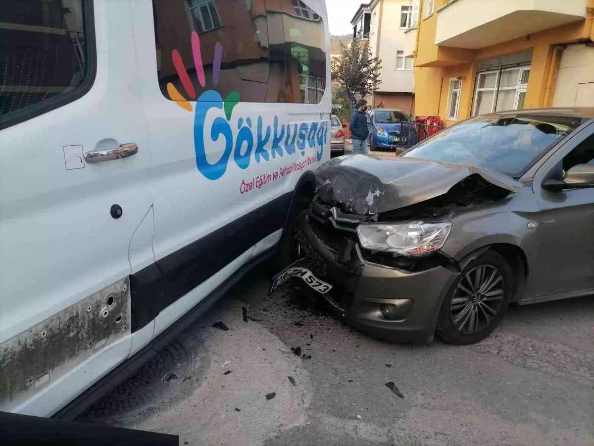 Otomobil minibüsle çarpıştı: 1 yaralı