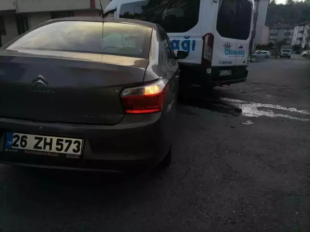 Otomobil minibüsle çarpıştı: 1 yaralı