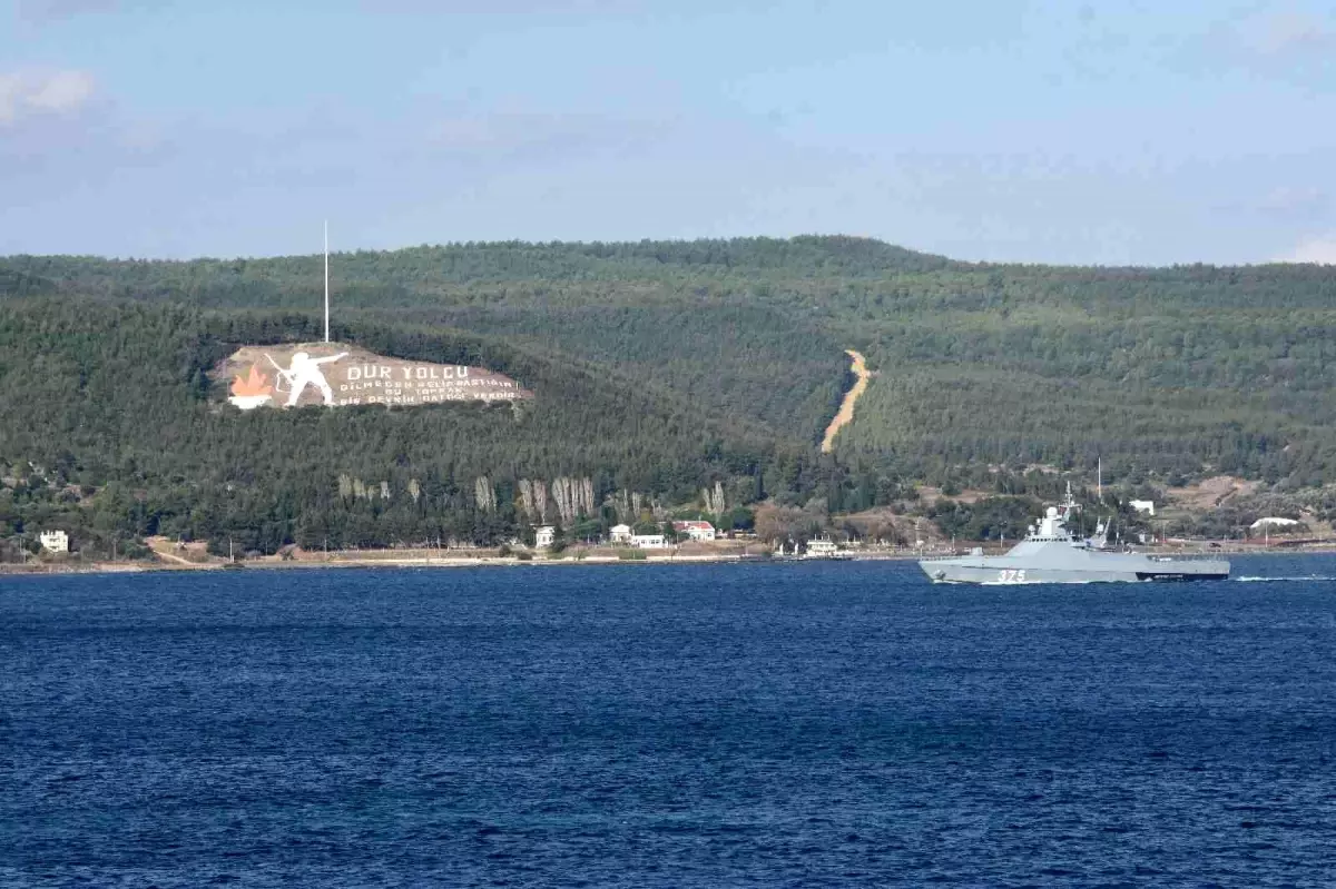 Rus savaş gemisi Çanakkale Boğazı'ndan geçti