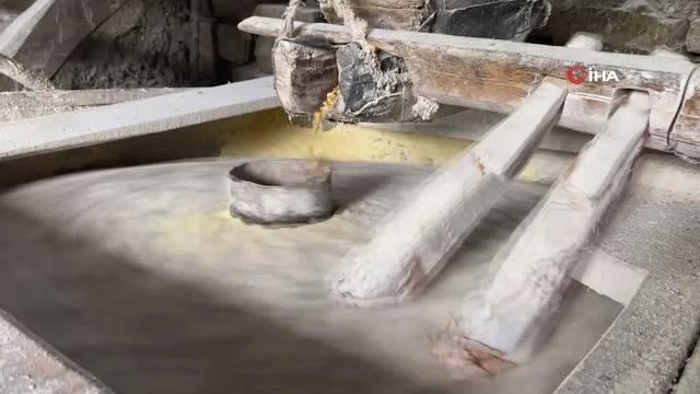 Tarihi su değirmeninin taşları nöbetleşe döndürülüyor