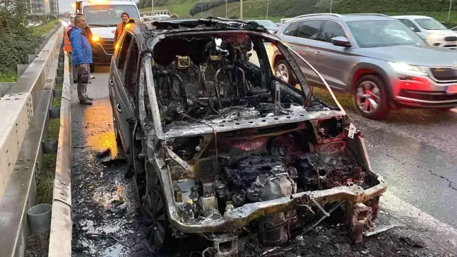 TEM'de otomobil alev alev yandı, trafik kilitlendi