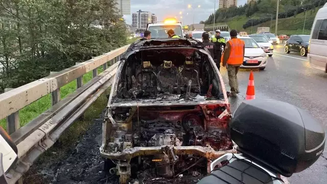 TEM'de otomobil alev alev yandı, trafik kilitlendi