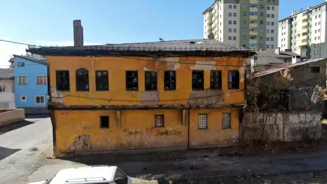 150 yıllık tarihi konak tehlike saçıyor