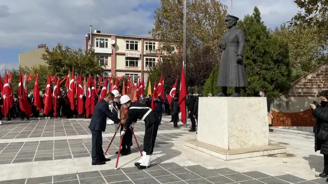 ÇANAKKALE'DE ATATÜRK ANITI'NA ÇELENK KONULDU
