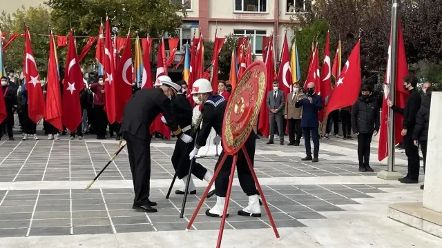 ÇANAKKALE'DE ATATÜRK ANITI'NA ÇELENK KONULDU