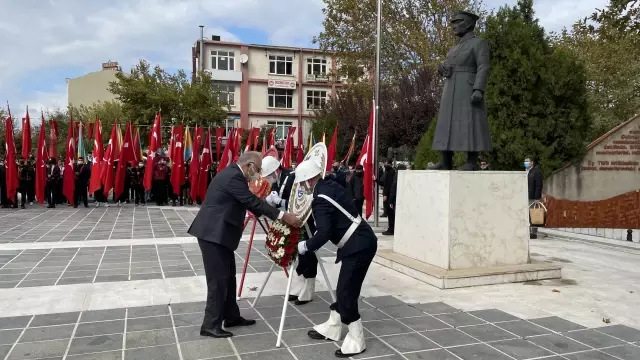 ÇANAKKALE'DE ATATÜRK ANITI'NA ÇELENK KONULDU