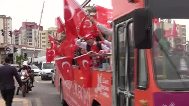 Adana polisinden engelli çocuklara kortejli Cumhuriyet Bayramı kutlaması