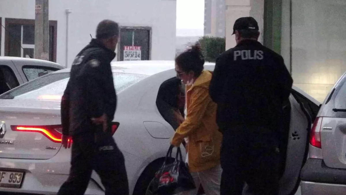 Babasını darbedip annesini rehin alan kadın, 2 saat sonunda ikna edildi