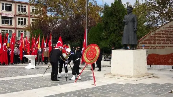 ÇANAKKALE'DE ATATÜRK ANITI'NA ÇELENK KONULDU