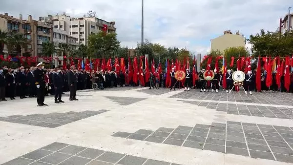 ÇANAKKALE'DE ATATÜRK ANITI'NA ÇELENK KONULDU