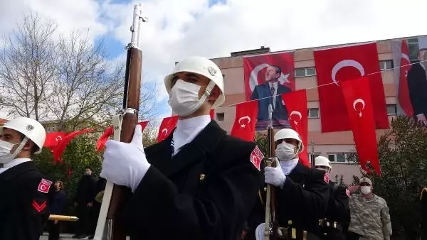 ÇANAKKALE'DE ATATÜRK ANITI'NA ÇELENK KONULDU