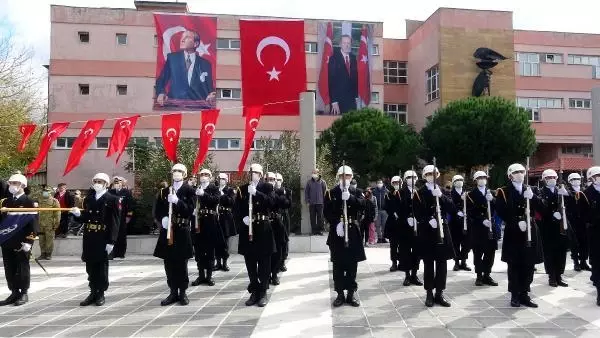 ÇANAKKALE'DE ATATÜRK ANITI'NA ÇELENK KONULDU