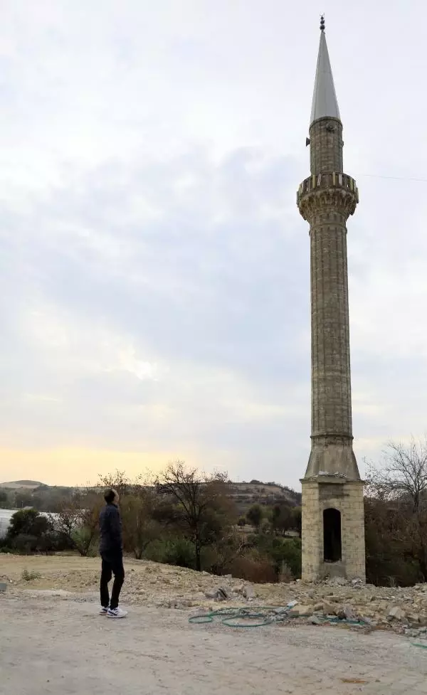 CUMHURİYET İLE YAŞIT CAMİDEN GERİYE MİNARESİ KALDI