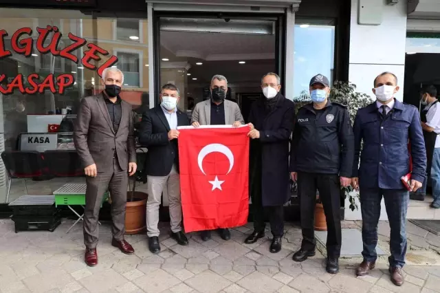 Dilovası'nda esnafa Türk bayrağı hediye edildi