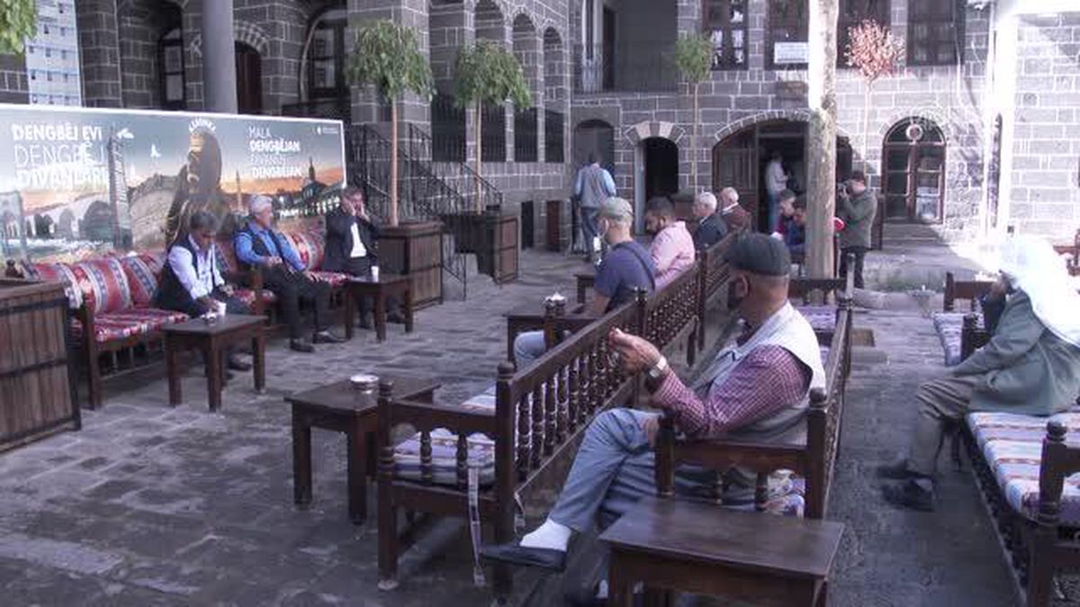 DİYARBAKIR - Dengbejler, kurulan divanda seslendirdikleri türkülerle binlerce yıllık geleneği yaşatıyor