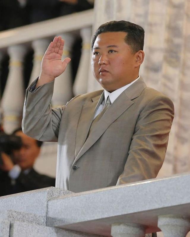 140 kilodan 120 kiloya düşen Kuzey Kore önderi Kim Jong-un'un yeni hali dikkat çekti