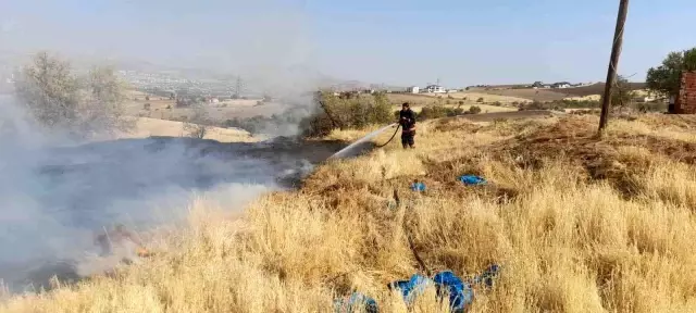 Elazığ'da ot yangını paniğe neden oldu