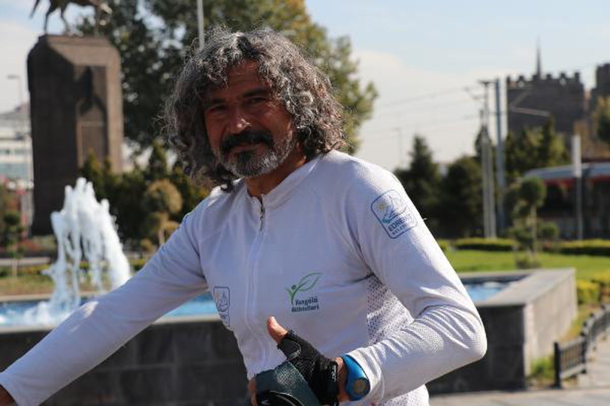Emekli başkonsolosluk çalışanı bisikleti ile 10 bin 800 kilometre seyahat etti
