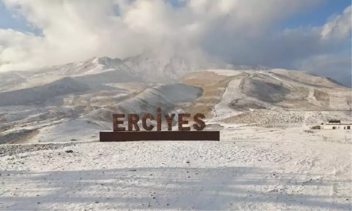 Erciyes'e kar yağdı
